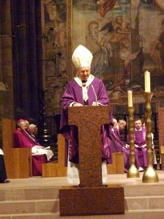 Foto von Erzbischof Zollitsch bei der Predigt