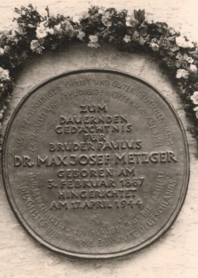 Foto der Gedenktafel am Christkönigs-Institut in Meitingen