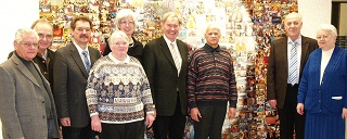 Gruppenbild vor der Fotomontage in der Dr.-Metzger-Realschule in Meitingen
