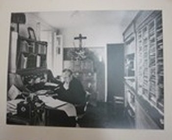 Foto von Dr. Metzger in seiner Schreibstube im Christk&ouml;nigs-Institut