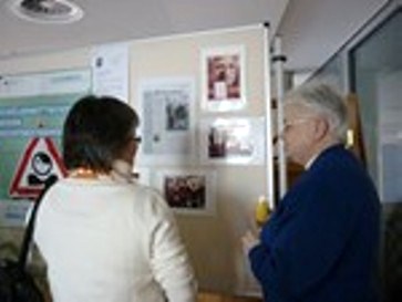 Foto von Annemarie B&auml;umler mit Besucherin im Ausstellungsraum