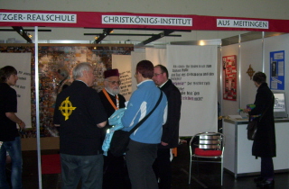Foto von Besuchern am Stand