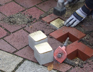 Foto vom Einsetzen des Stolpersteins von Josef Ruf