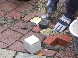 Foto vom Einsetzen des Stolpersteins von Michael Lerbscher