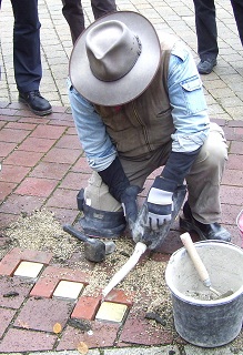 Foto vom Einsetzen des Stolpersteins von Max Josef Metzger