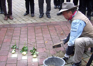 Foto vom K&uuml;nstler mit seinen drei Werken