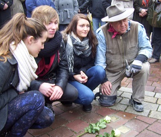 Erinnerungsfoto K&uuml;nstler und Sch&uuml;ler