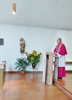 Foto von Weihbischof W&ouml;rner in der Kapelle des Christk&ouml;nigs-Instituts
